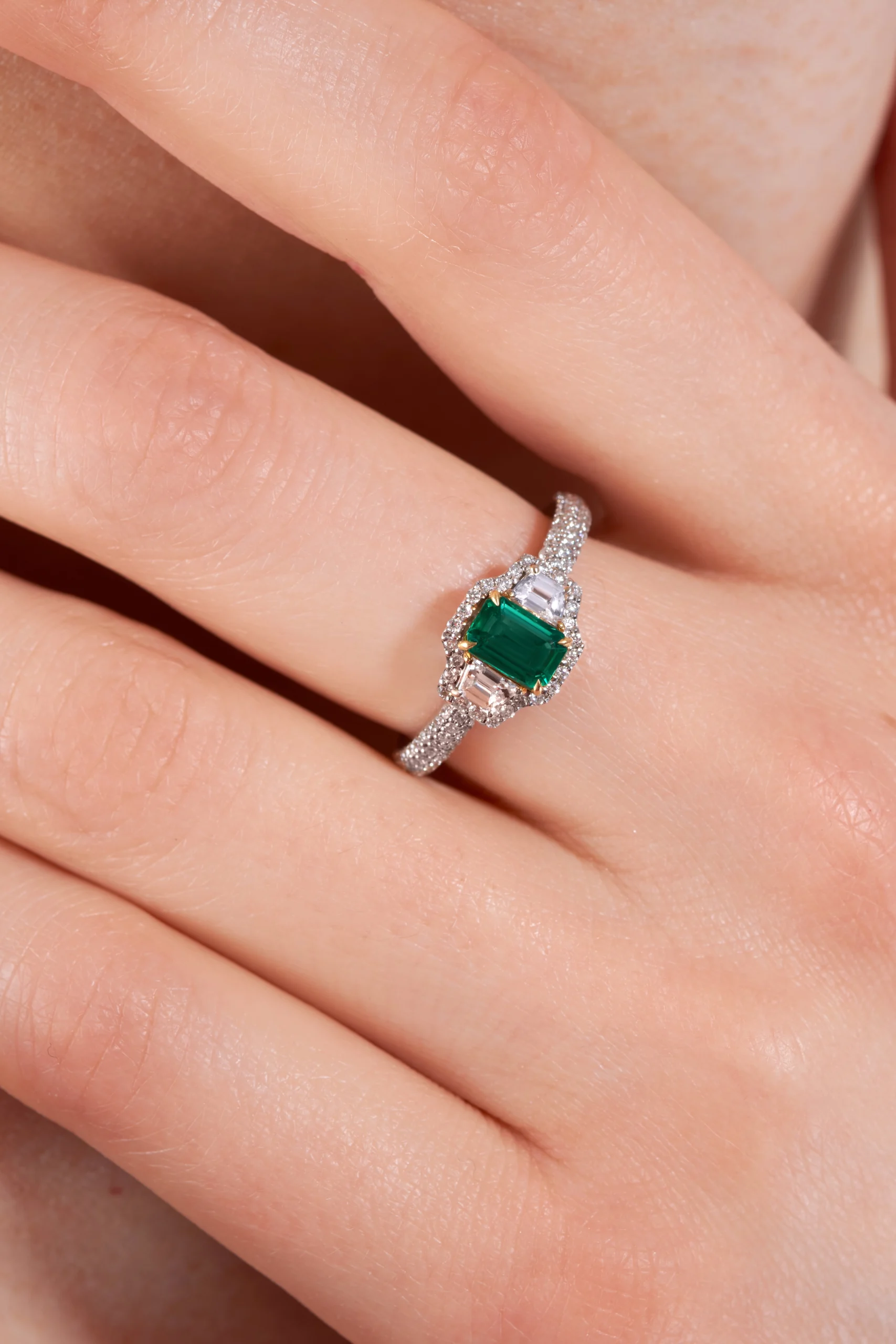 Bague-emeraude-la-parisienne-0_8-carat-diamants-platine-ls-1-politains-8000000008-EMPT