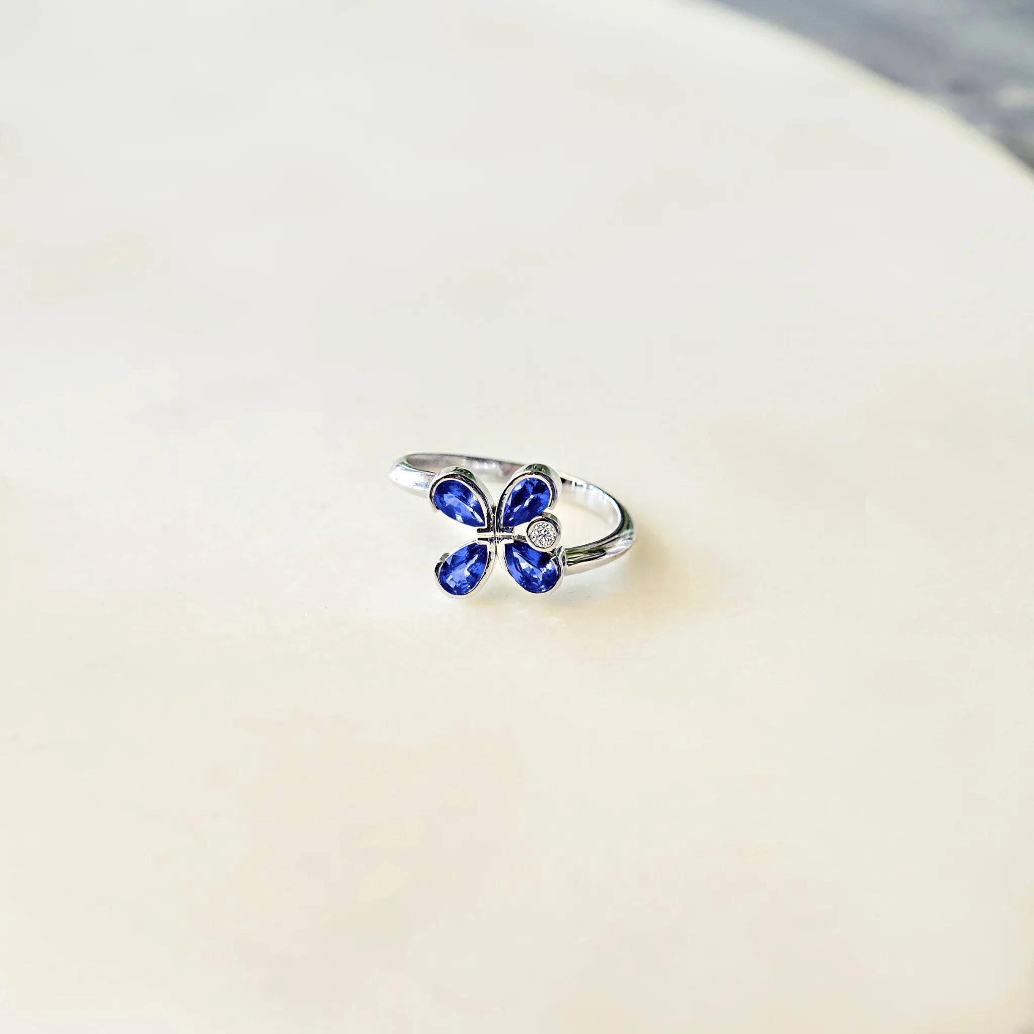 Bague-saphir-bleu-et-diamants-en-or-blanc-milestone-politains-ls-1-8000000059-BSWG