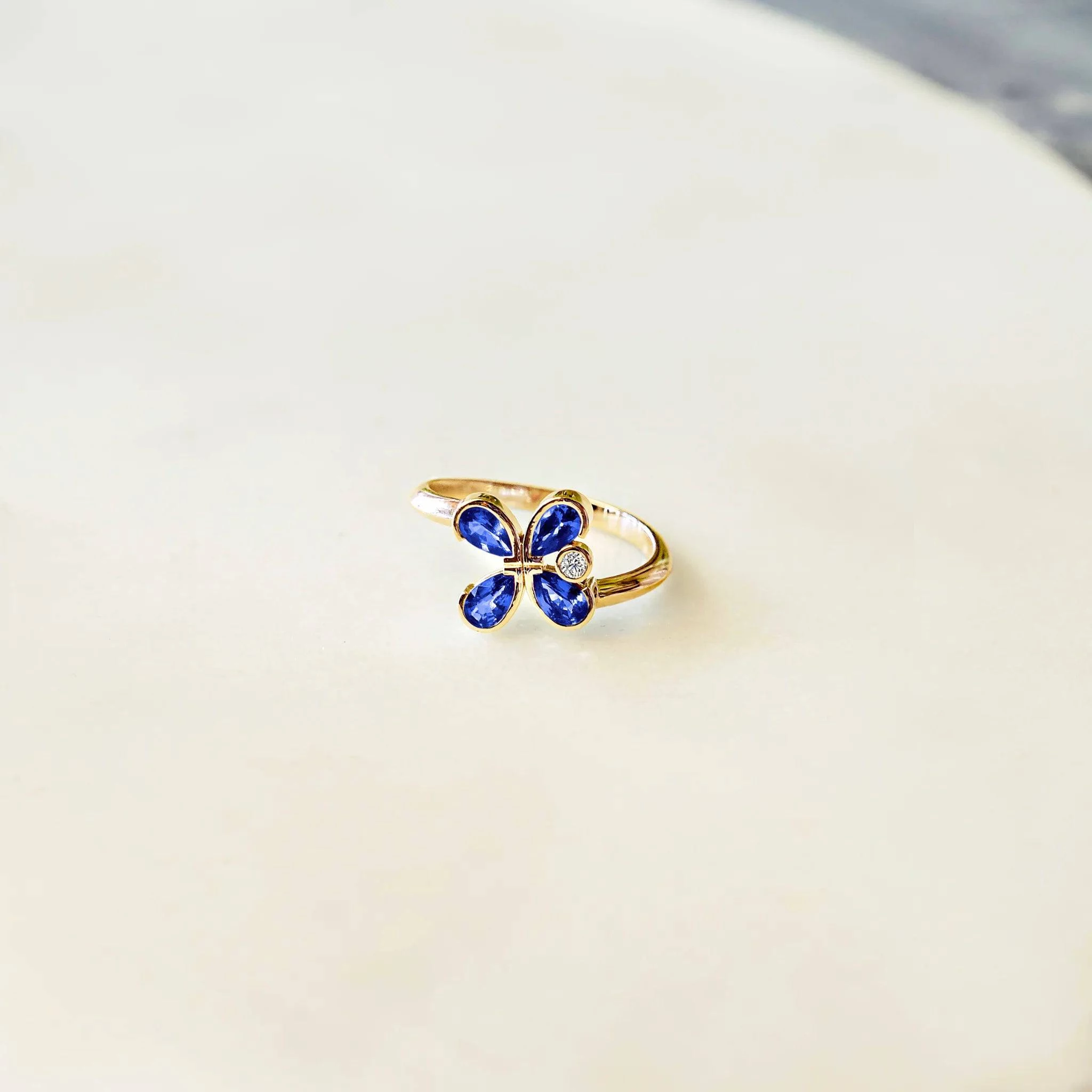 Bague-saphir-bleu-et-diamants-en-or-jaune-milestone-politains-ls-1-8000000059-BSYG