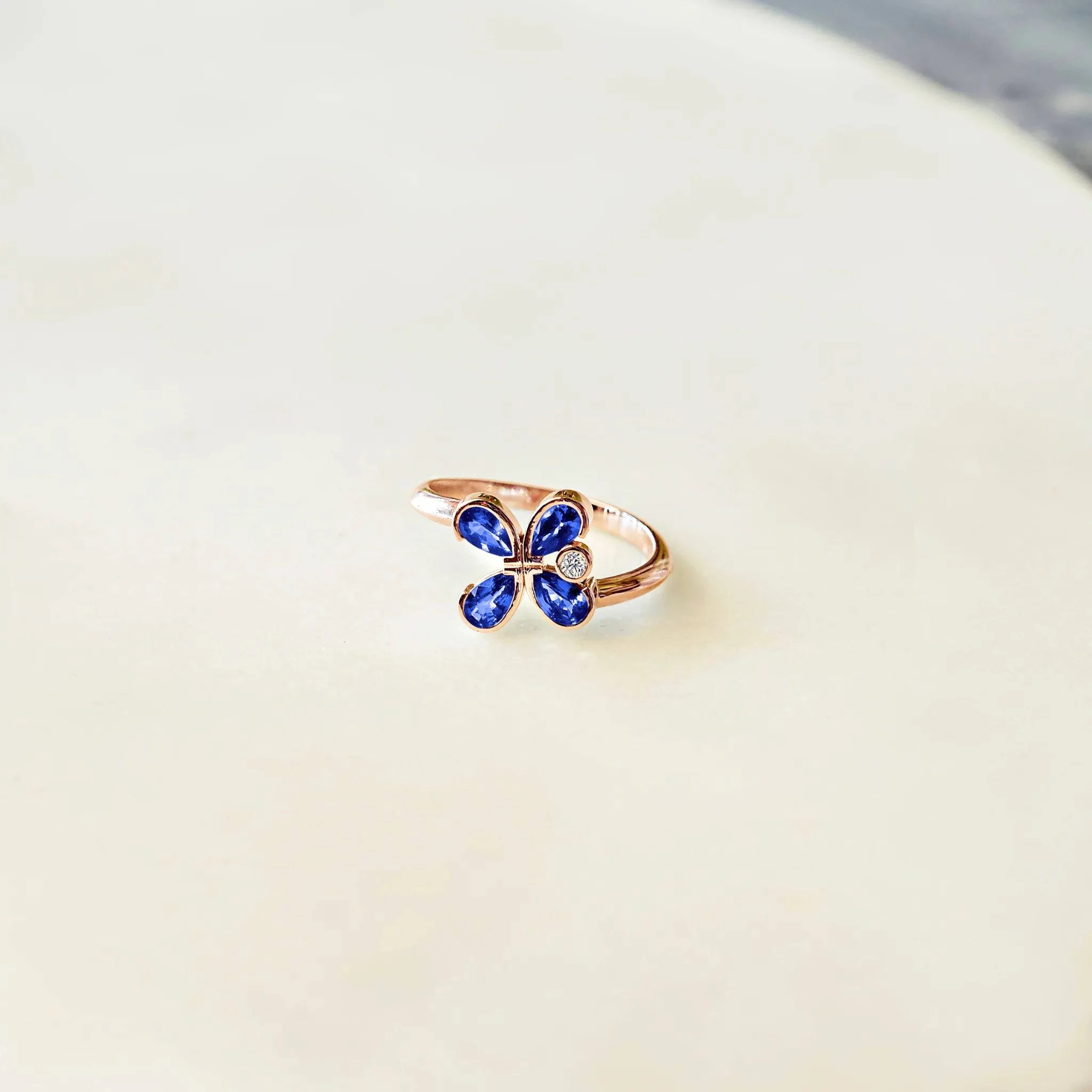 Bague-saphir-bleu-et-diamants-en-or-rose-milestone-politains-ls-1-8000000059-BSRG