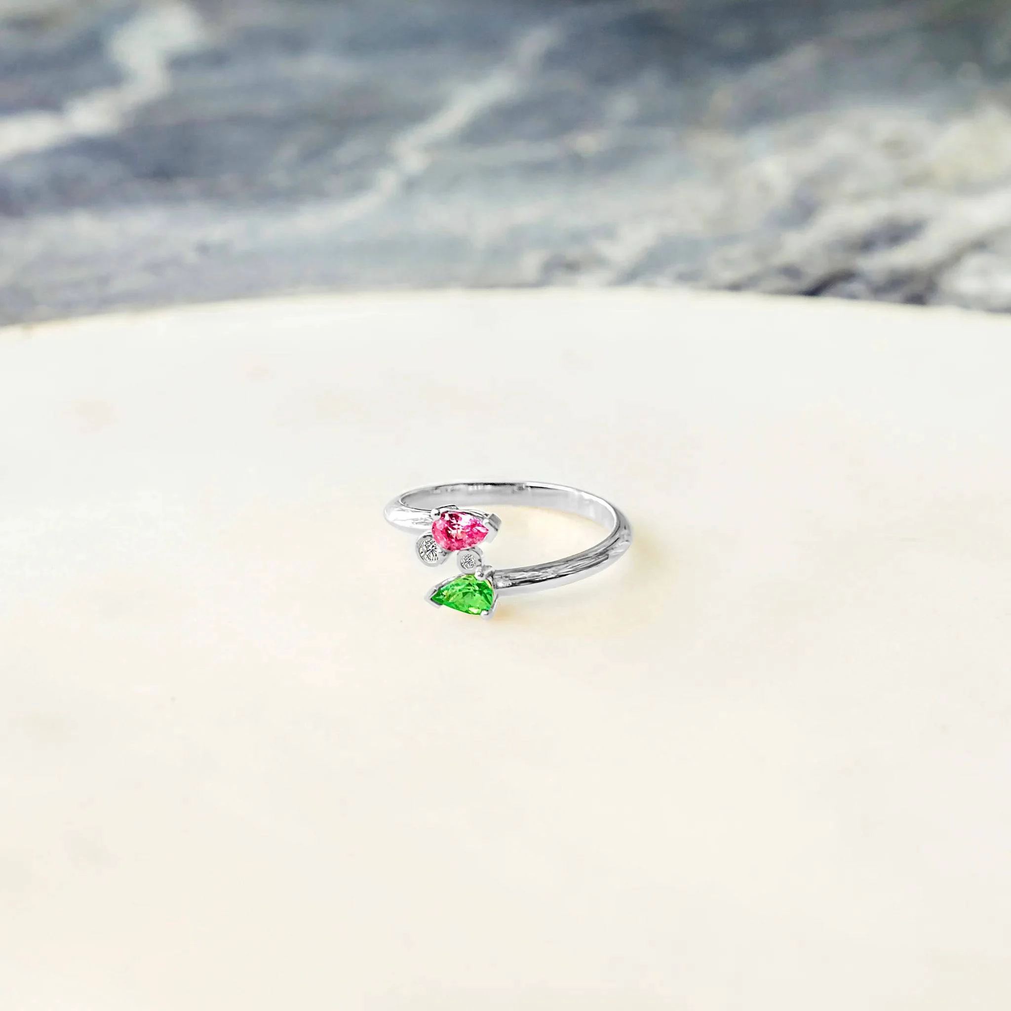 Bague-saphir-rose-et-tsavorite-or-blanc-earlybloom-politains-cote-8000000046-PSWG