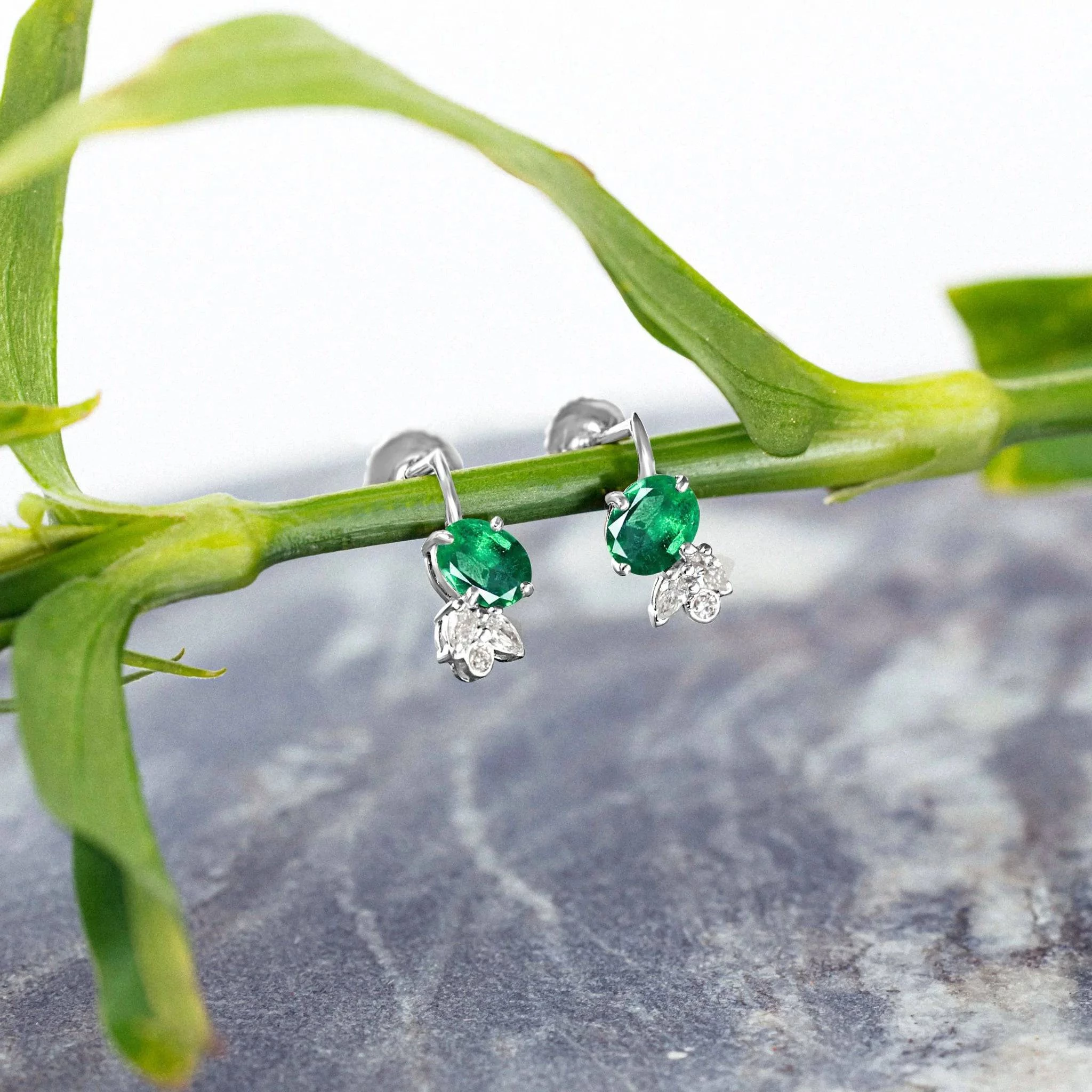 Boucles-d-oreilles-emeraude-et-diamants-en-or-blanc-moribana-politains-ls-1-8000000068-EMWG