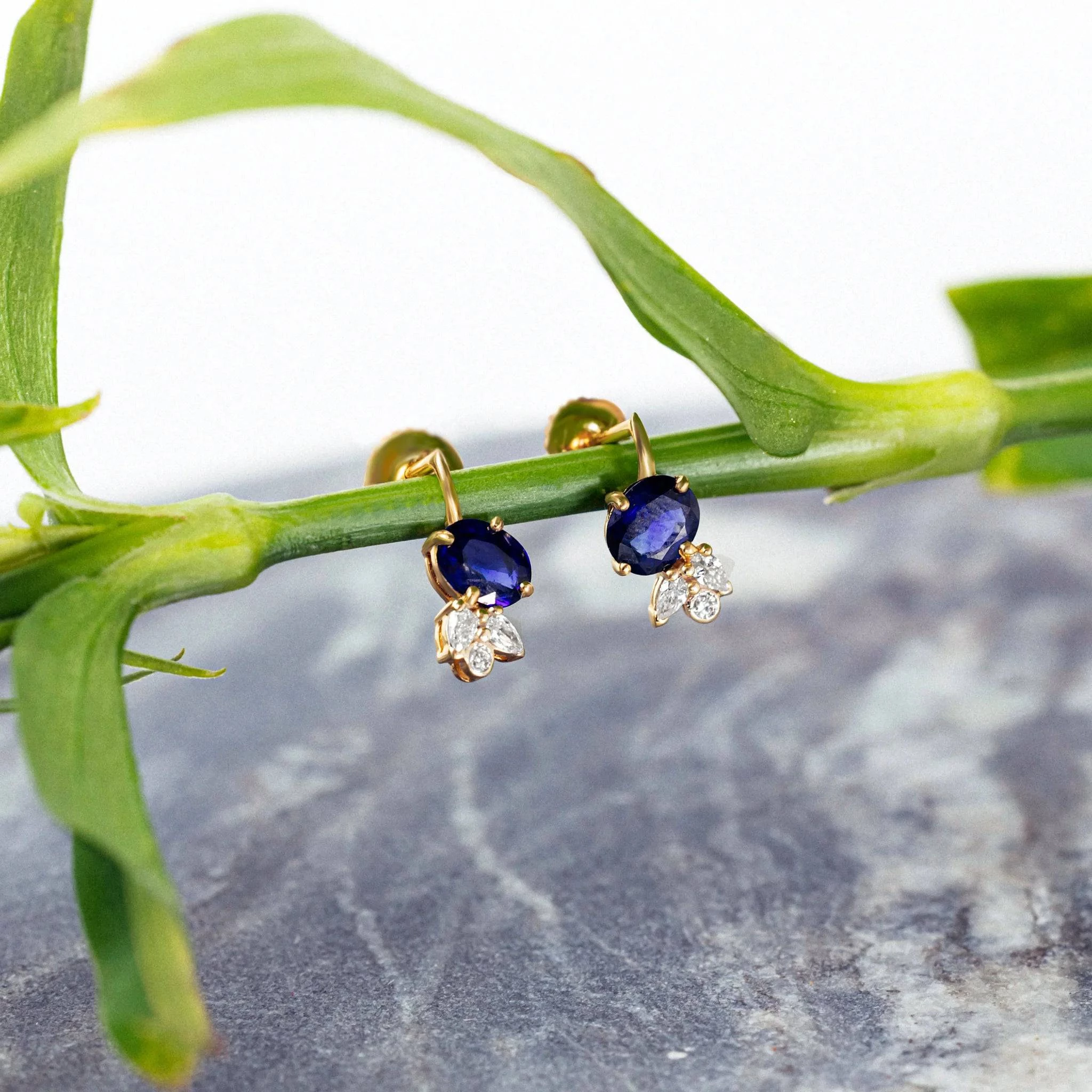 Boucles-d-oreilles-saphir-bleu-et-diamants-en-or-jaune-moribana-politains-ls-1-8000000061-BSYG