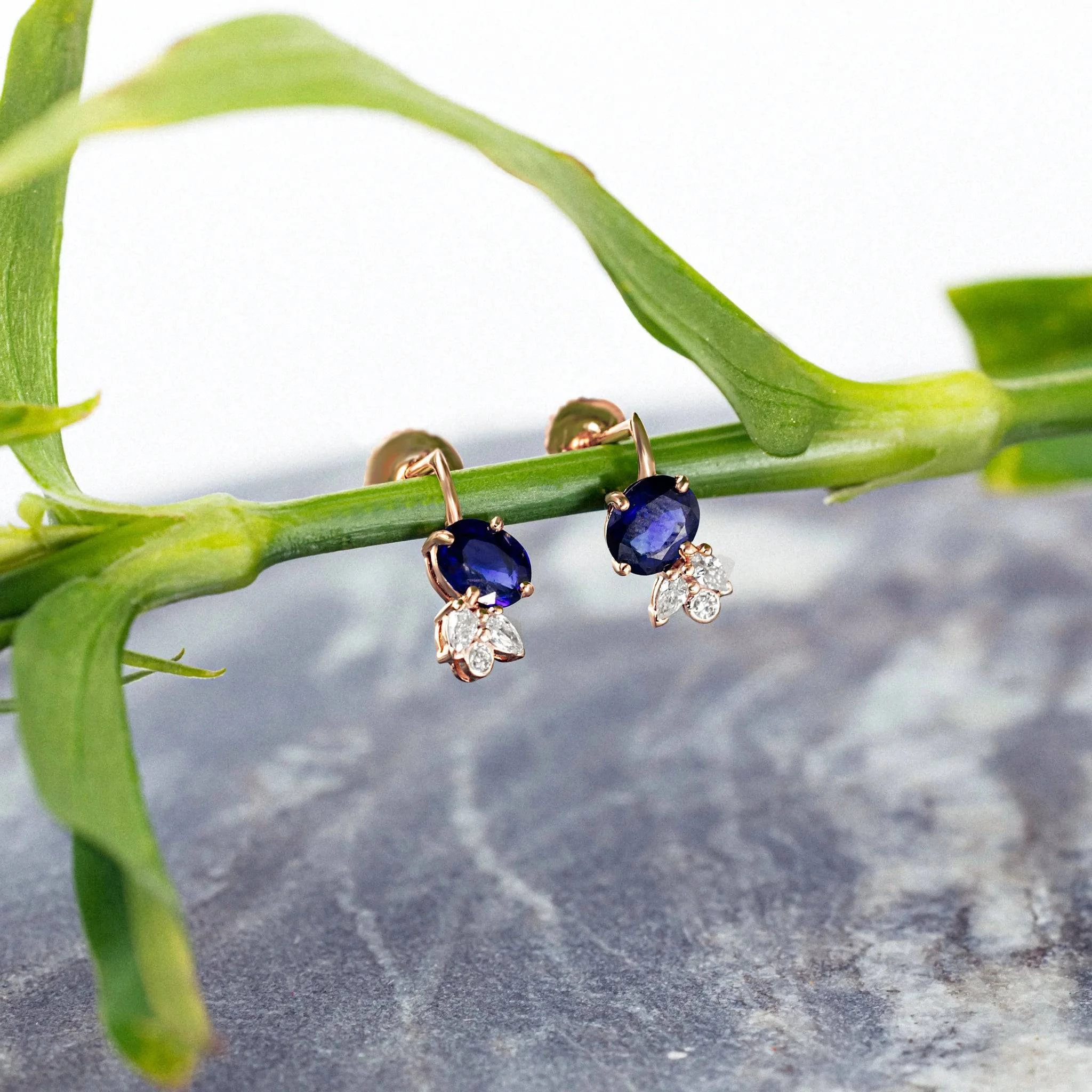Boucles-d-oreilles-saphir-bleu-et-diamants-en-or-rose-moribana-politains-ls-1-8000000061-BSRG