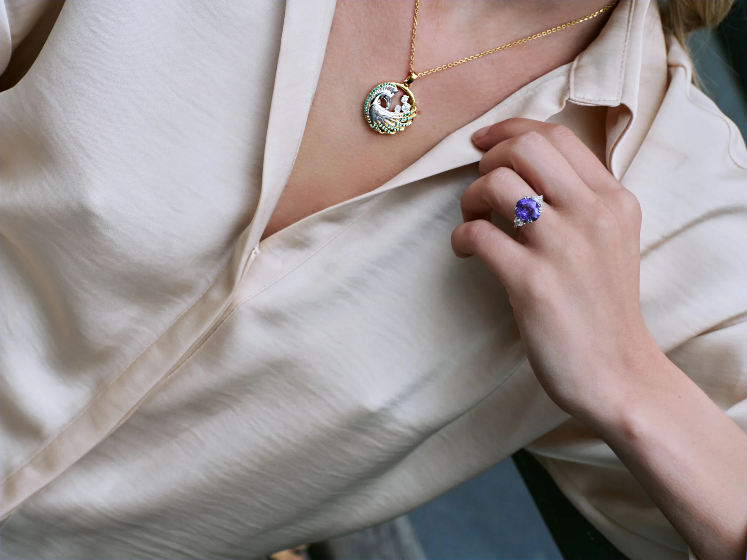 Necklace-yellow-gold-18-carat-Pegase-horse-politains-Zurich